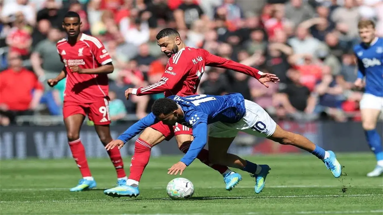 كاراجر يخلع القبعة لـ محمد صلاح بعد هدفه أمام إيفرتون: كرر ما يفعله دائمًا